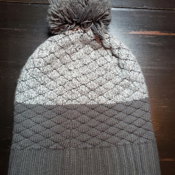 Under Armour Womens Winter Hat Gray Winter Beanie Womens Under Armour Skull Cap! - Picture 3 of 8